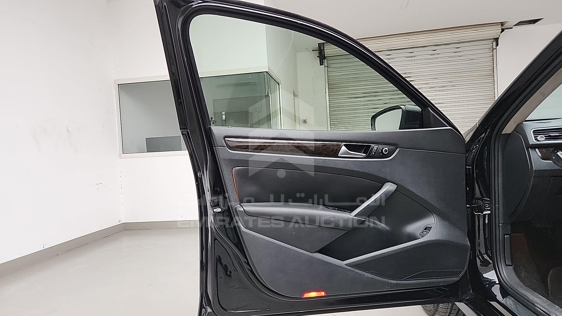2015 VOLKSWAGEN PASSAT VIN: WVWCR7A38FC001182