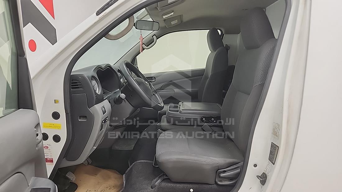 نيسان أورفان 2020 — زاوية السائق الأمامية اليسرى — صورة 7