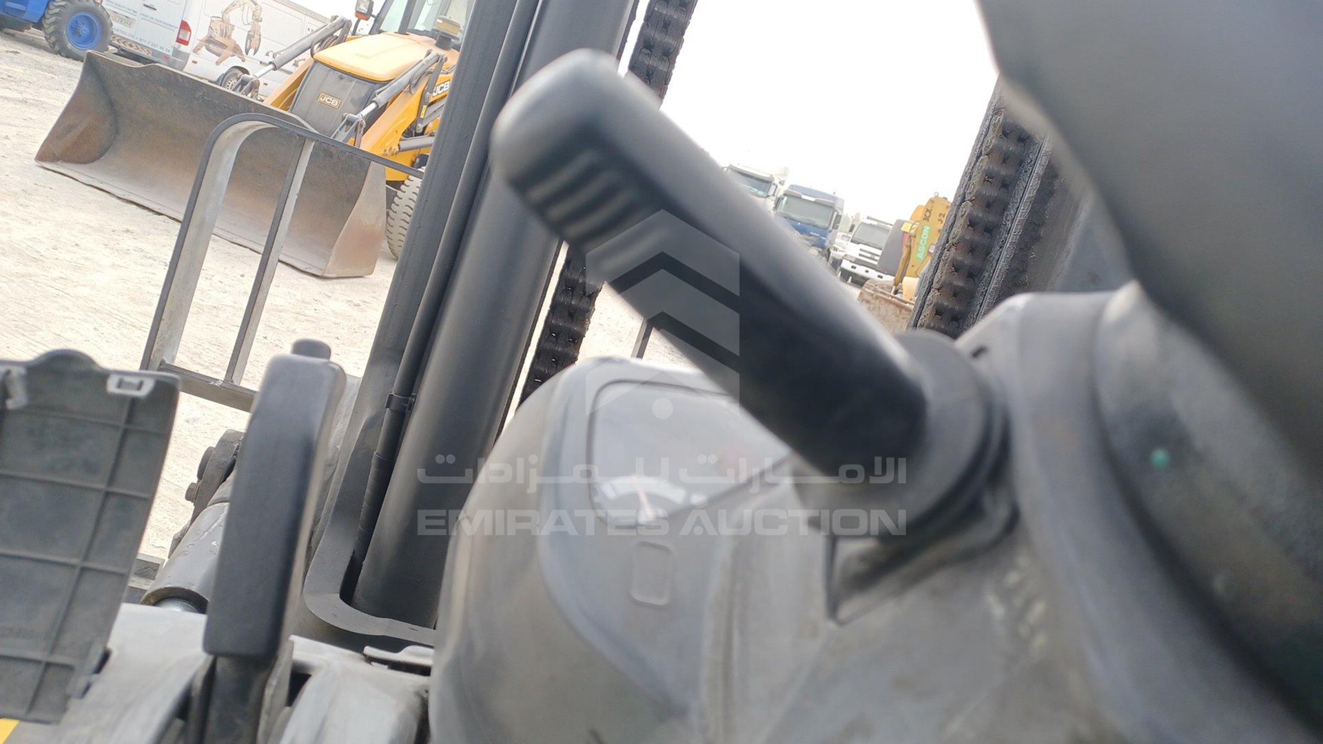 2016 KOMATSU FORKLIFT VIN: M252138087