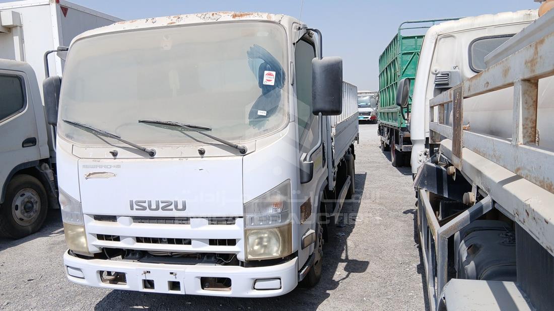2009 Isuzu Reward NP — Front Left Angle — Photo 5