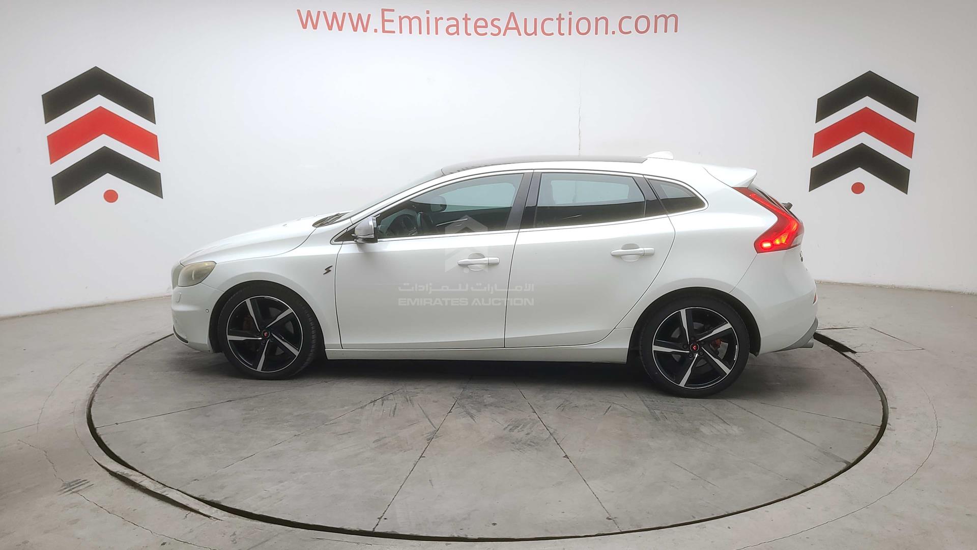 2014 VOLVO V40 VIN: YV1635MV8E2123328