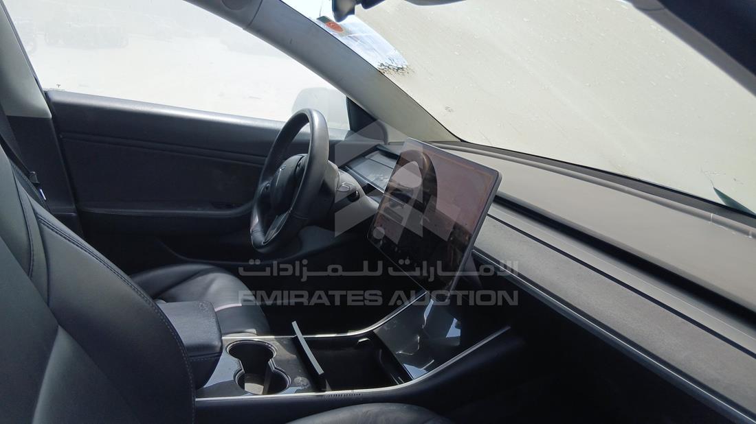تيسلا موديل 3 2020 — زاوية الراكب الأمامي للمقعد — صورة 23
