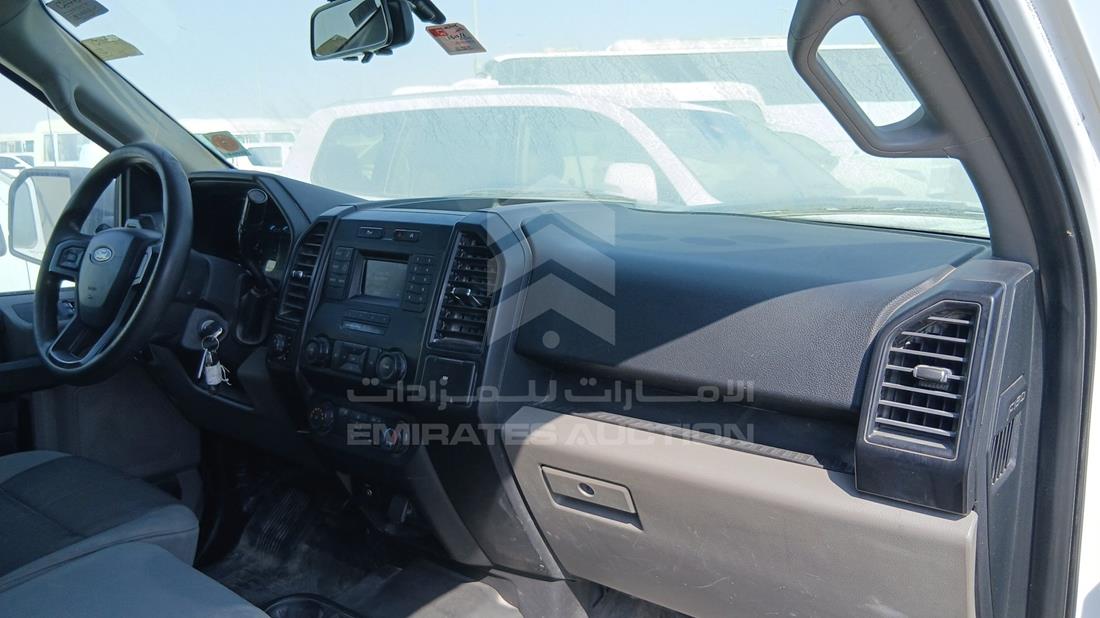 فورد اف 150 2019 — زاوية واجهة الراكب الأمامي الأيمن — صورة 26