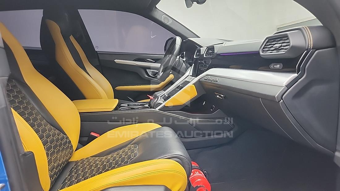 2021 Lamborghini Urus — Front Right Passenger Seat View — Photo 31