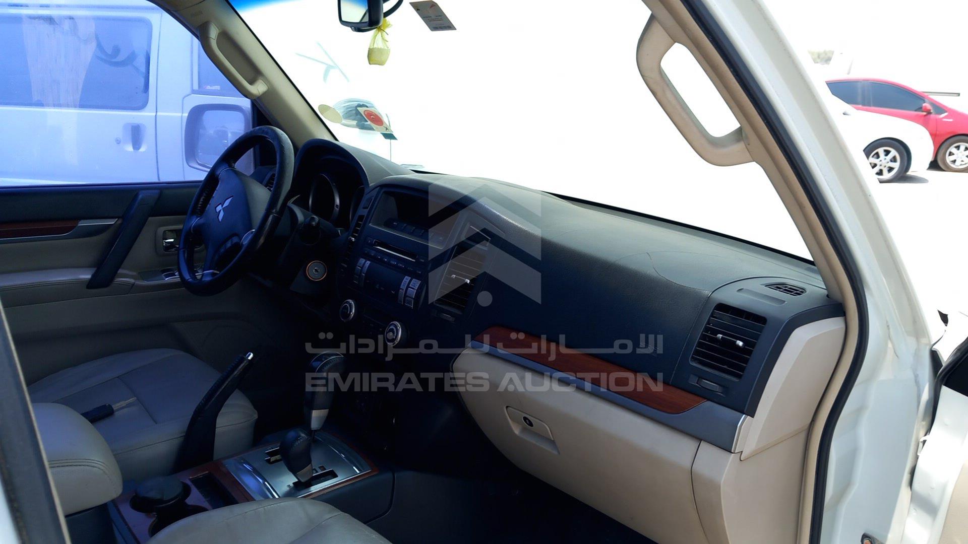 2008 MITSUBISHI PAJERO VIN: JMYLRV93W8J724284