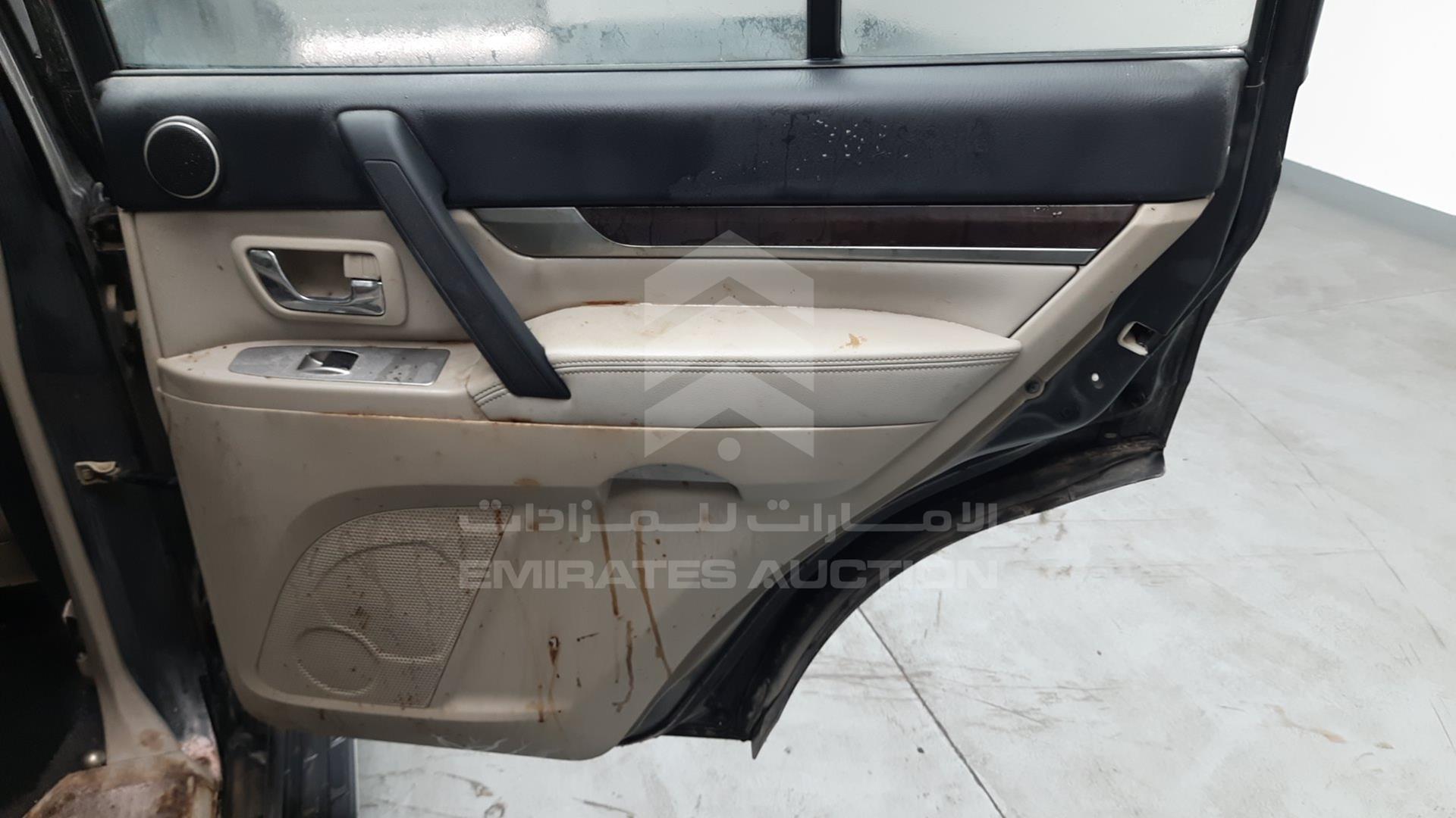 2011 MITSUBISHI PAJERO VIN: JMYLRV95WBJ709201