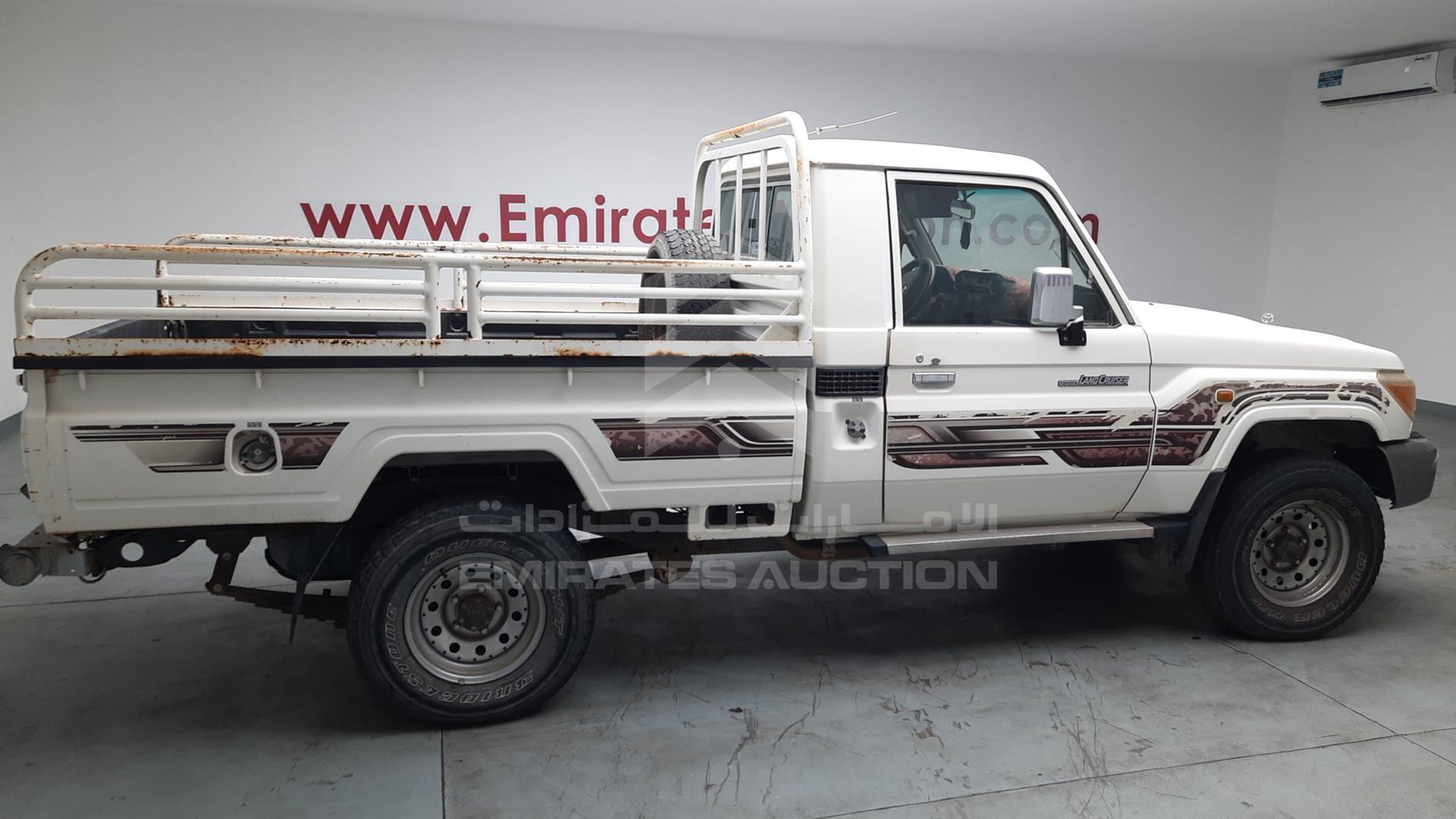 2013 TOYOTA LAND CRUISER VIN: JTFLU73J2D4547985