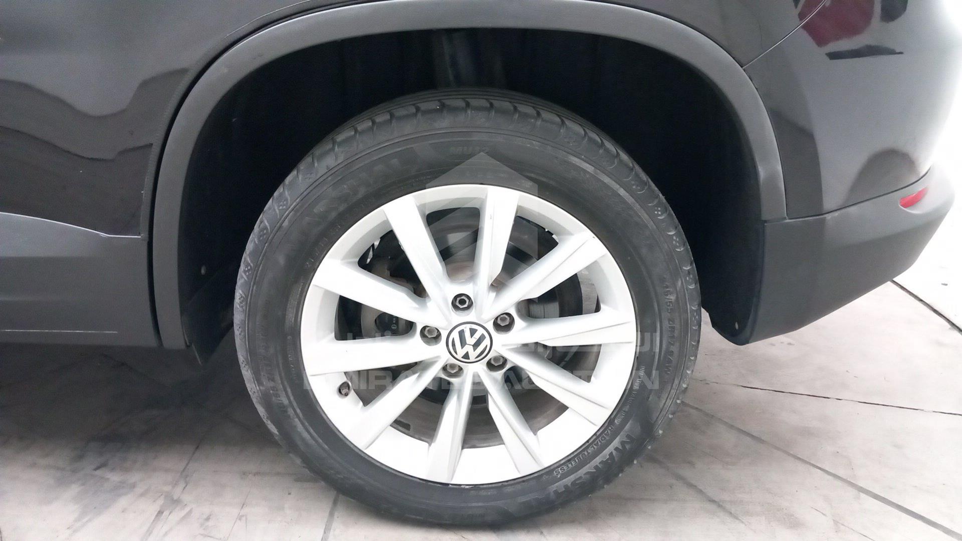 2017 VOLKSWAGEN TIGUAN VIN: WVGAV7AX1HK045504