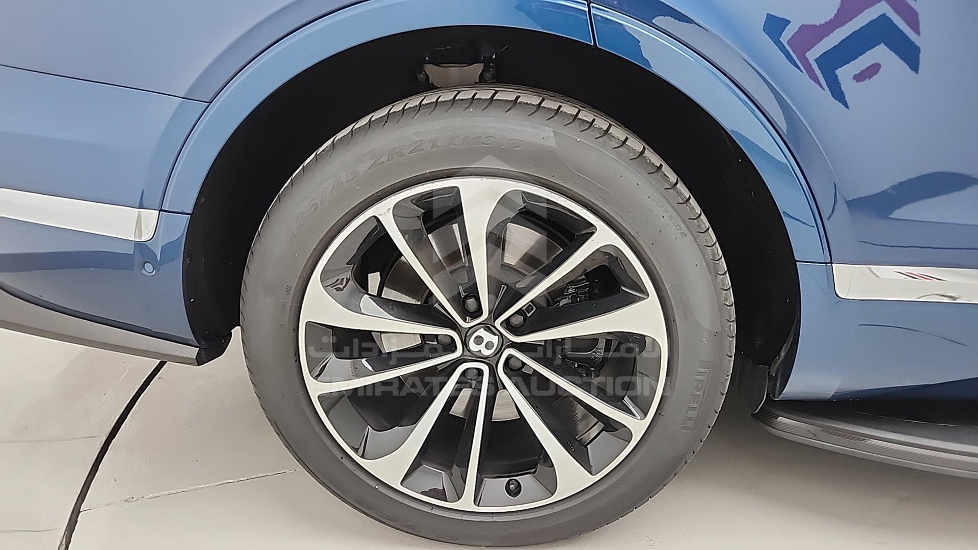 2017 BENTLEY BENTAYGA VIN: SJAAB1ZV0HC013457