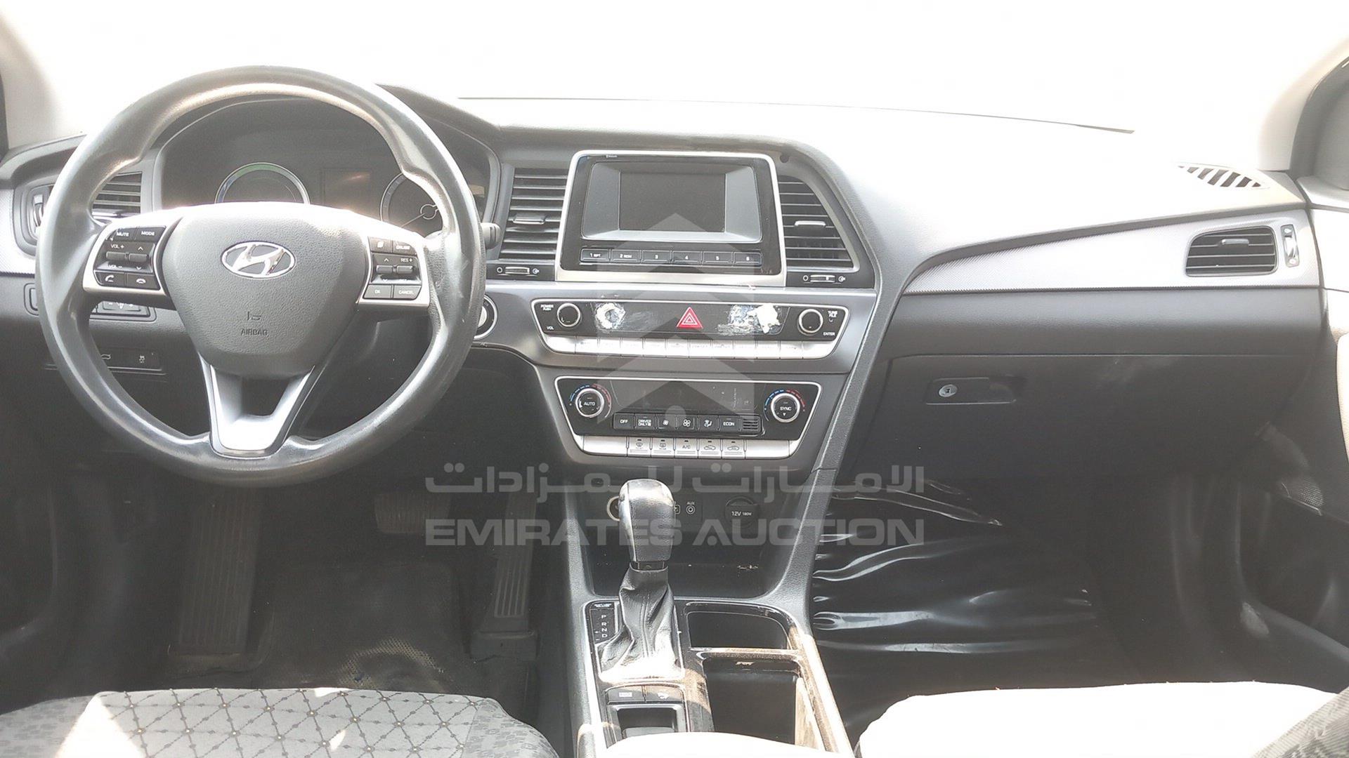 2018 HYUNDAI SONATA VIN: KMHE24132JA082093