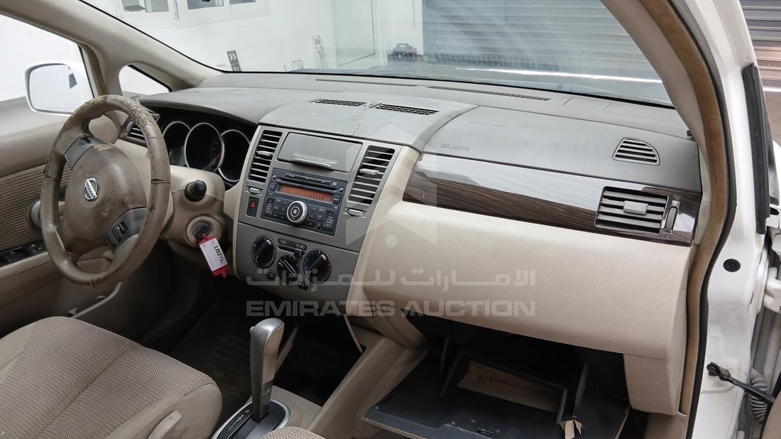 نيسان تيدا 2012 — زاوية واجهة الراكب الأمامي الأيمن — صورة 24