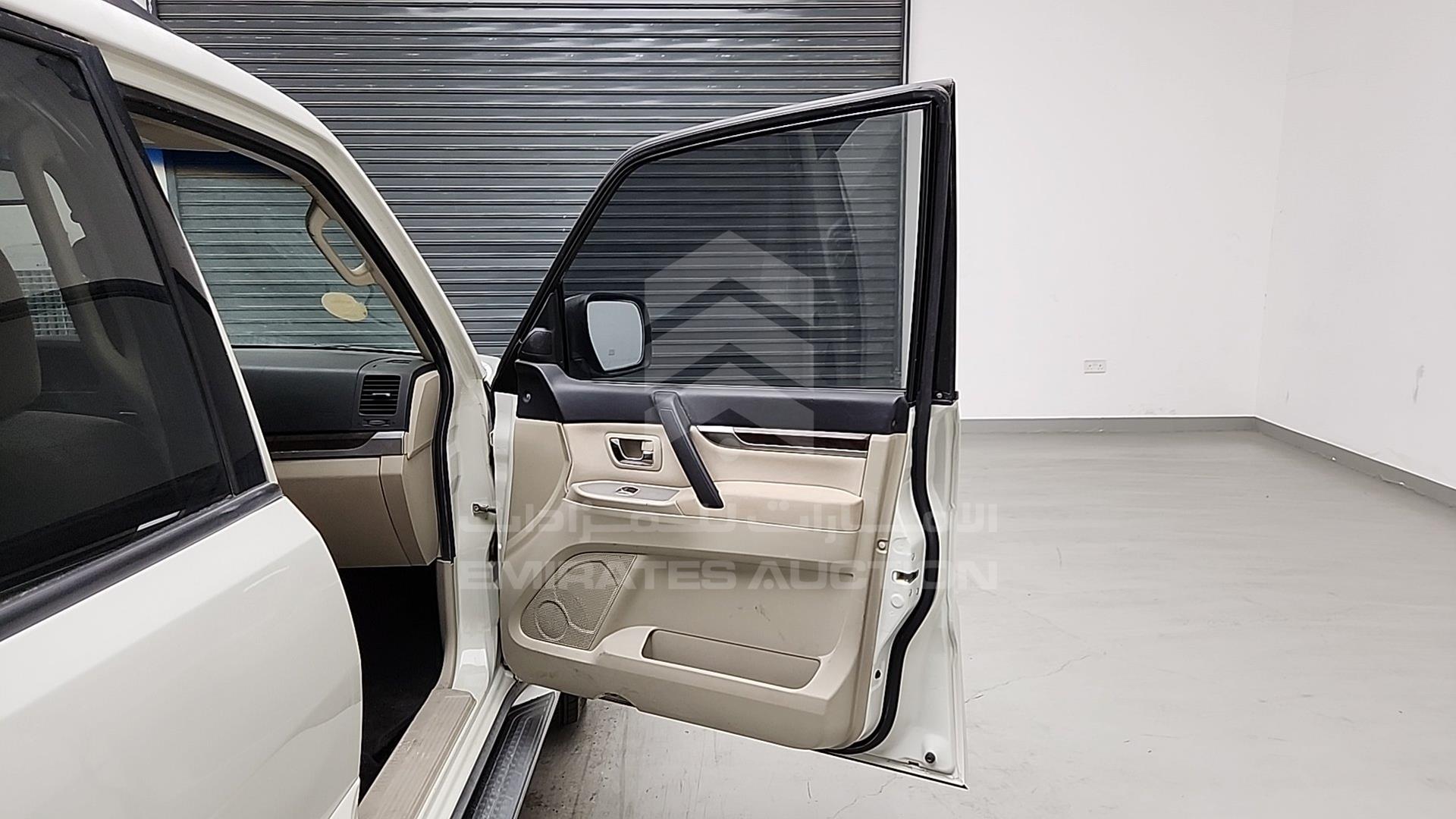 2010 MITSUBISHI PAJERO VIN: JMYLRV95WAJ702893