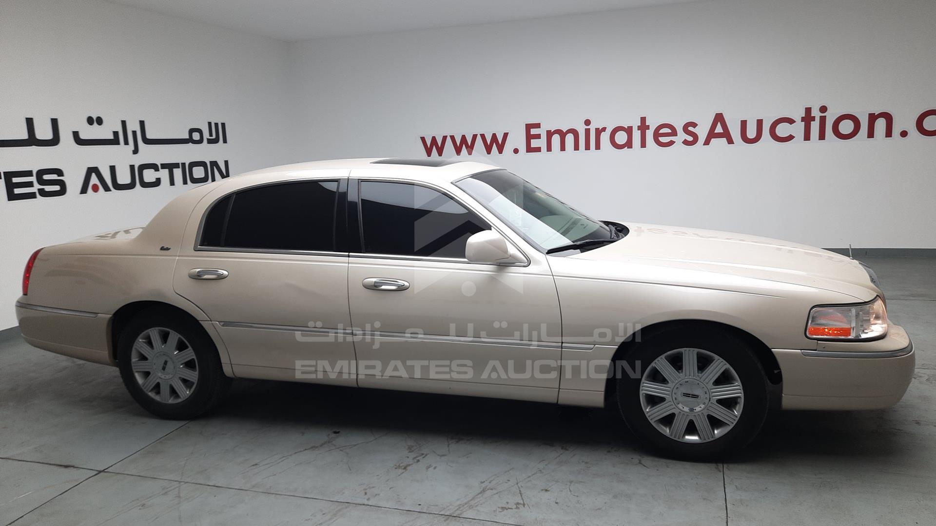 2003 LINCOLN TOWN CAR VIN: 1LNHM83W83Y634762