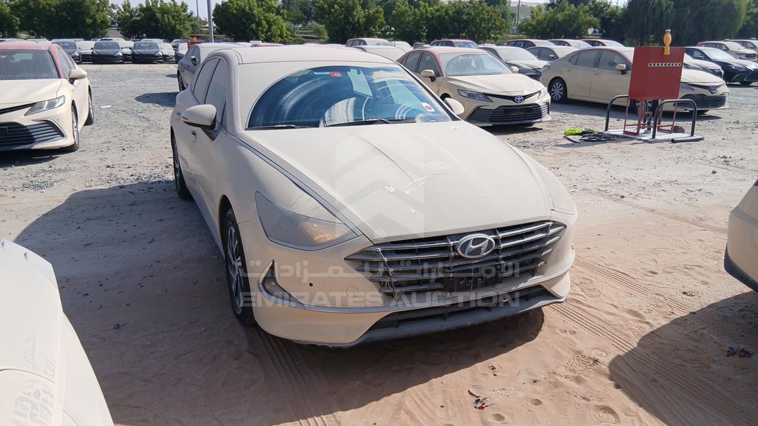 هيونداي سوناتا هجينة 2021 — الزاوية الأمامية اليمنى — صورة 10