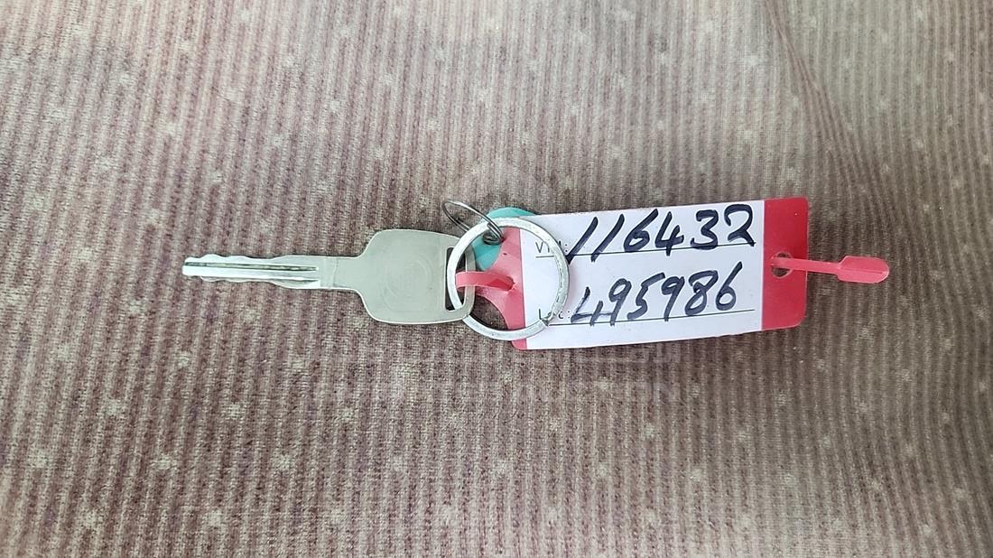 2012 Nissan Urvan — Keys — Photo 4