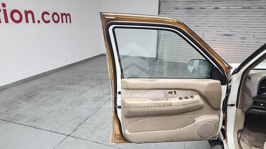 نيسان باث فايندر 2002 — الباب الأمامي الأيسر — صورة 10