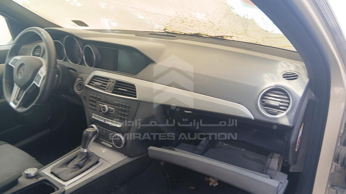 مرسيدس C200 2012 — زاوية واجهة الراكب الأمامي الأيمن — صورة 23