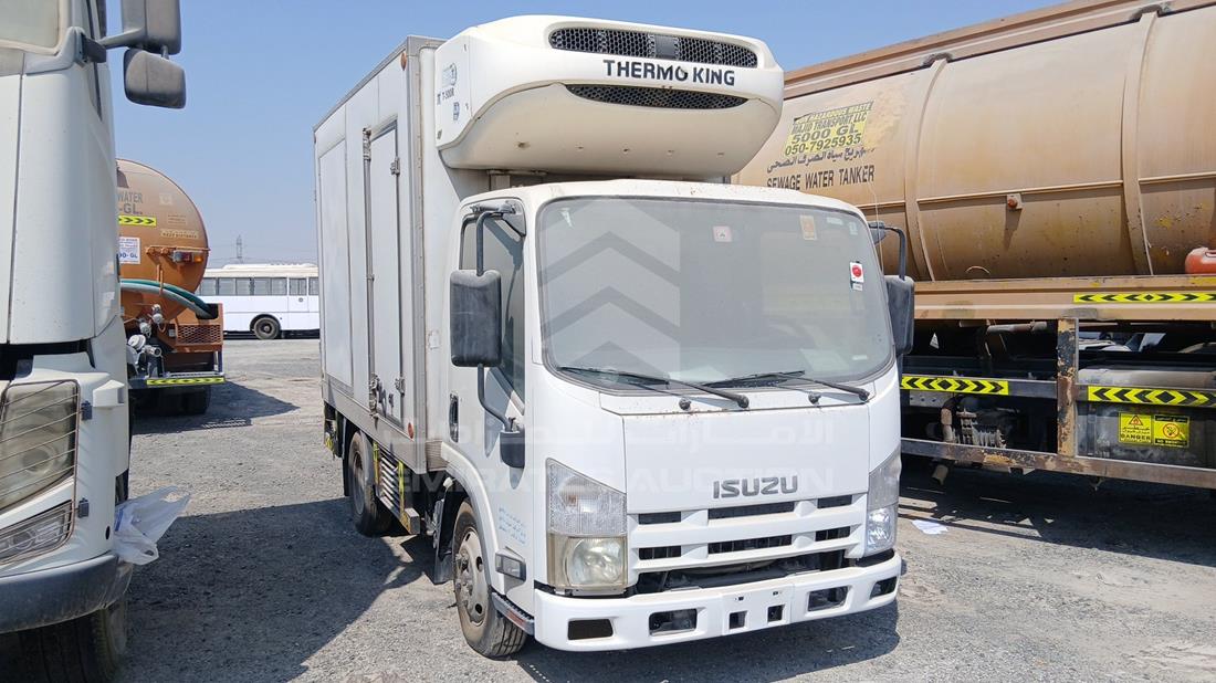 2014 Isuzu NMR — Front Right Angle — Photo 9