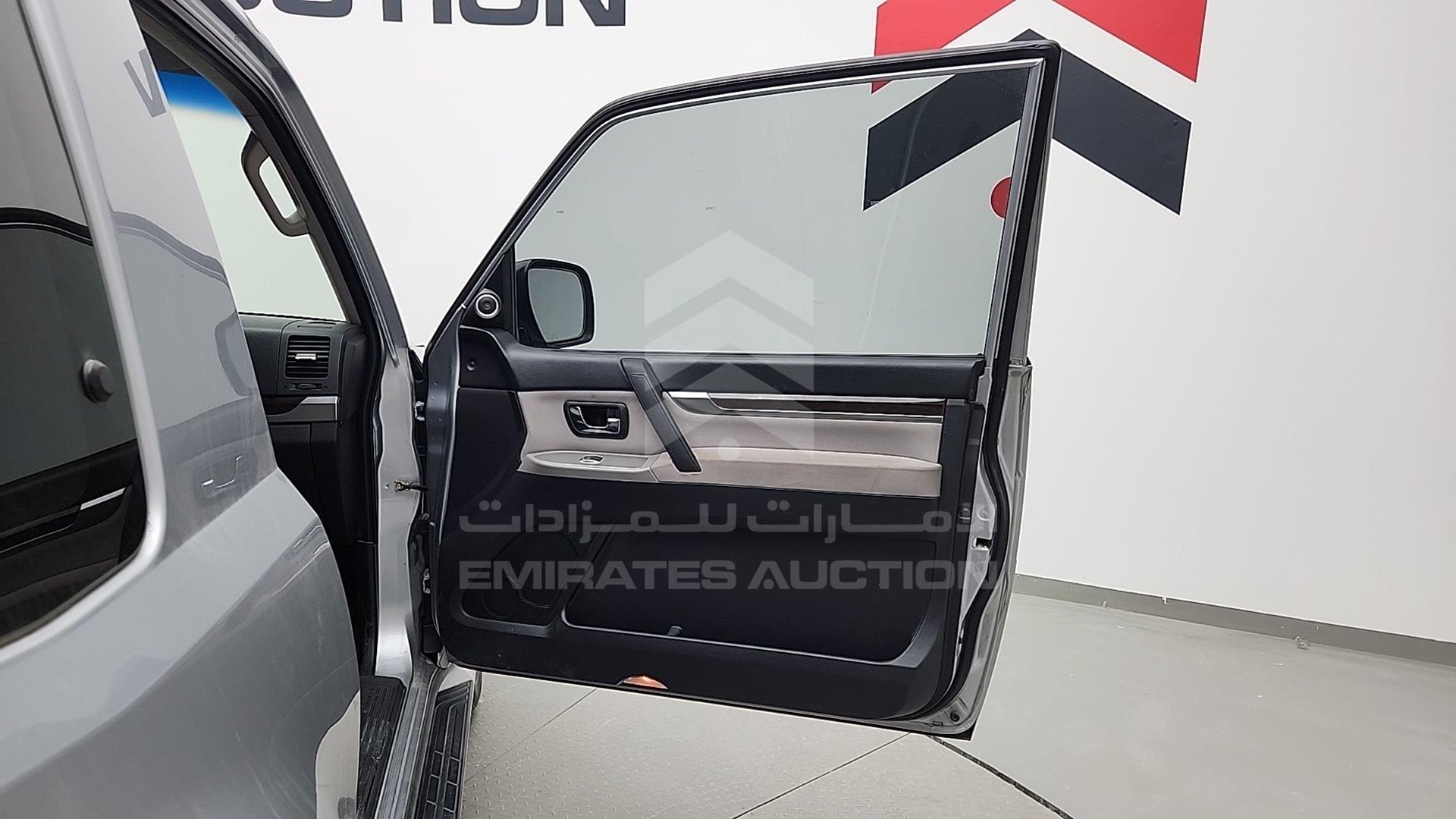 2011 MITSUBISHI PAJERO VIN: JMYMRV85WBJ704625