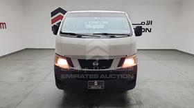 نيسان أورفان 2015 — الزاوية الأمامية بالكامل — صورة 1 — صورة مصغرة