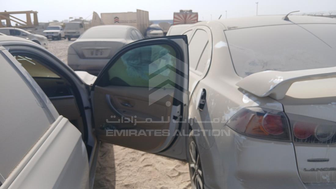 بي ام دبليو 318i 2018 — الباب الأمامي الأيمن — صورة 24