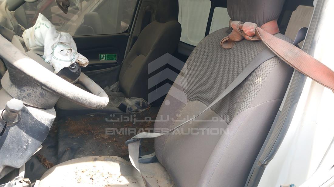 نيسان أورفان 2024 — زاوية السائق الأمامية اليسرى — صورة 11