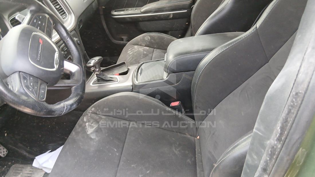 دودج شارجر 2021 — زاوية السائق الأمامية اليسرى — صورة 12