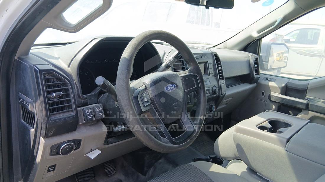 فورد اف 150 2019 — زاوية واجهة السائق الأمامية اليسرى — صورة 12
