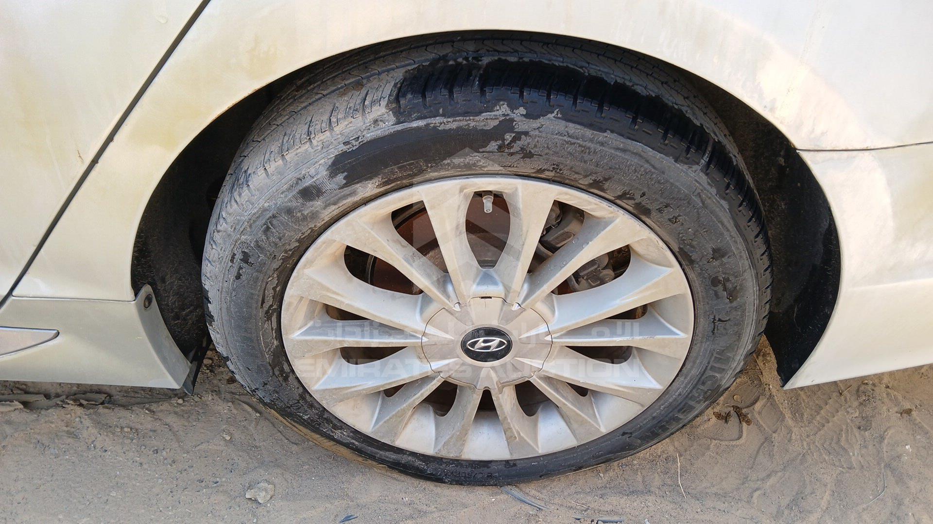 2015 HYUNDAI SONATA VIN: 5NPE34AF0FH092763