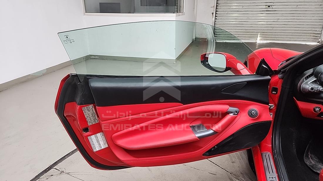 فيراري F8 Spider 2023 — الباب الأمامي الأيسر — صورة 11