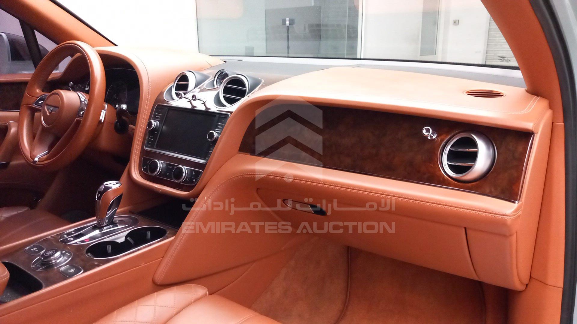 2017 BENTLEY BENTAYGA VIN: SJAAB1ZV5HC016676