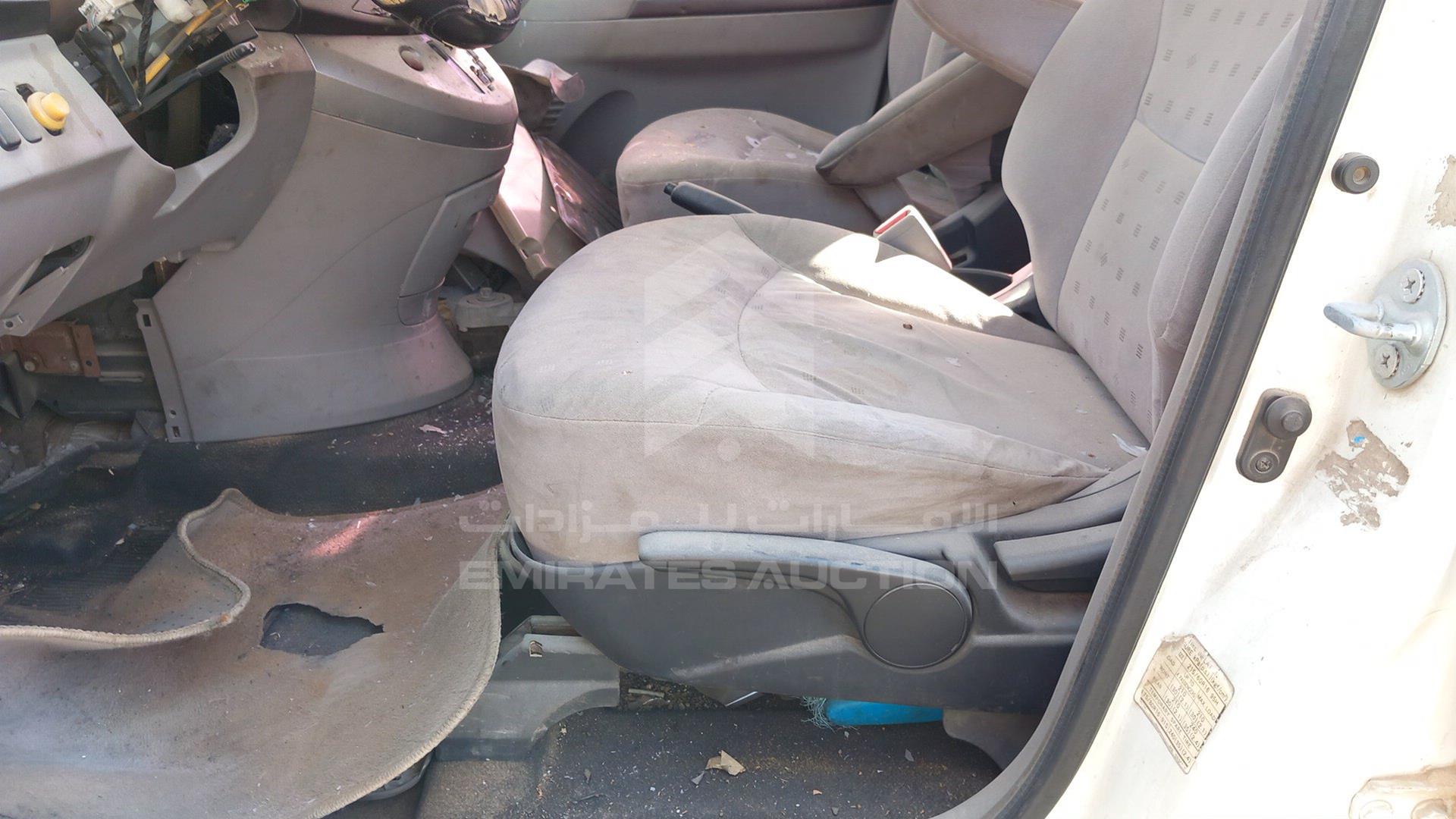 2005 MITSUBISHI GRANDIS VIN: JMYLRNA4W5Z703642