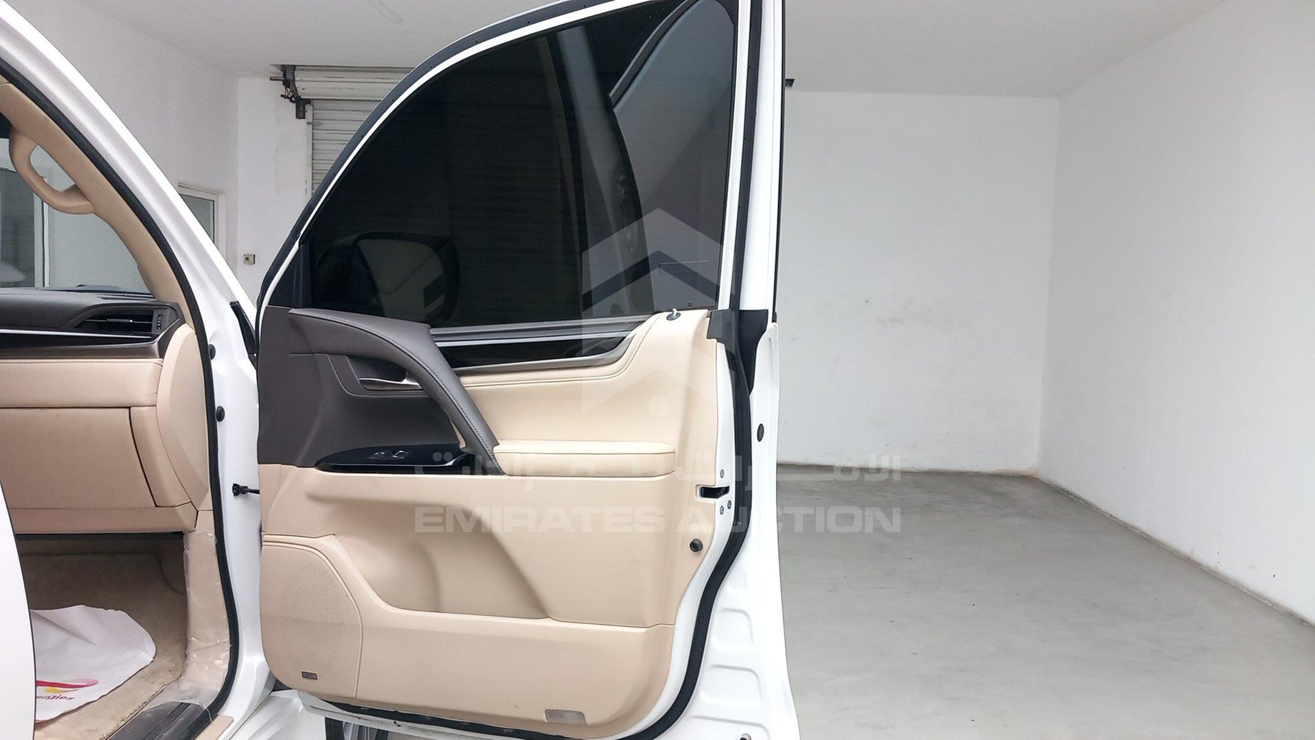 2016 LEXUS LX 570 VIN: JTJHY00WXG4203252