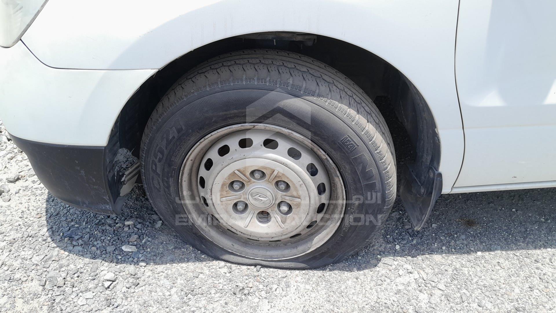 2010 HYUNDAI H1 VIN: KMHWG81R4AU226372
