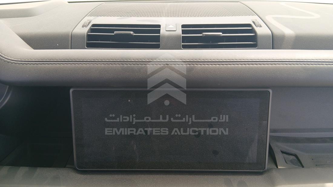 لاند روفر Defender 2023 — نظم الترفيه وكاميرا المراقبة والملاحة — صورة 15