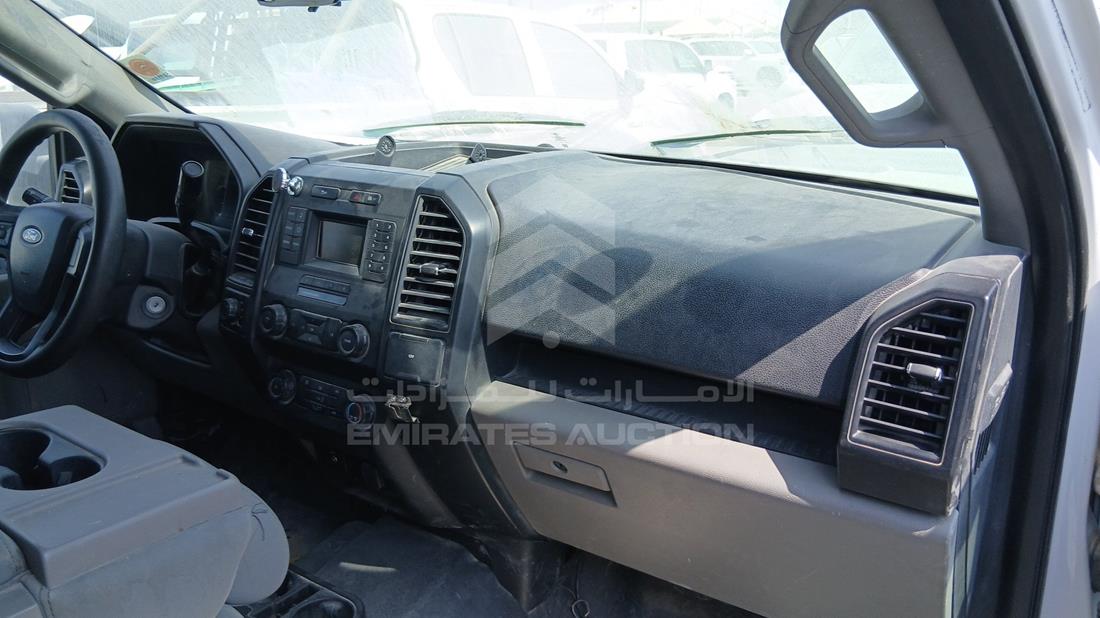 فورد اف 150 2019 — زاوية واجهة الراكب الأمامي الأيمن — صورة 26