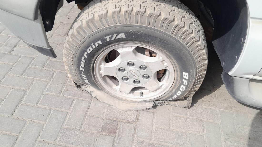 2004 GMC Suburban — Front Left Tyre — Photo 32