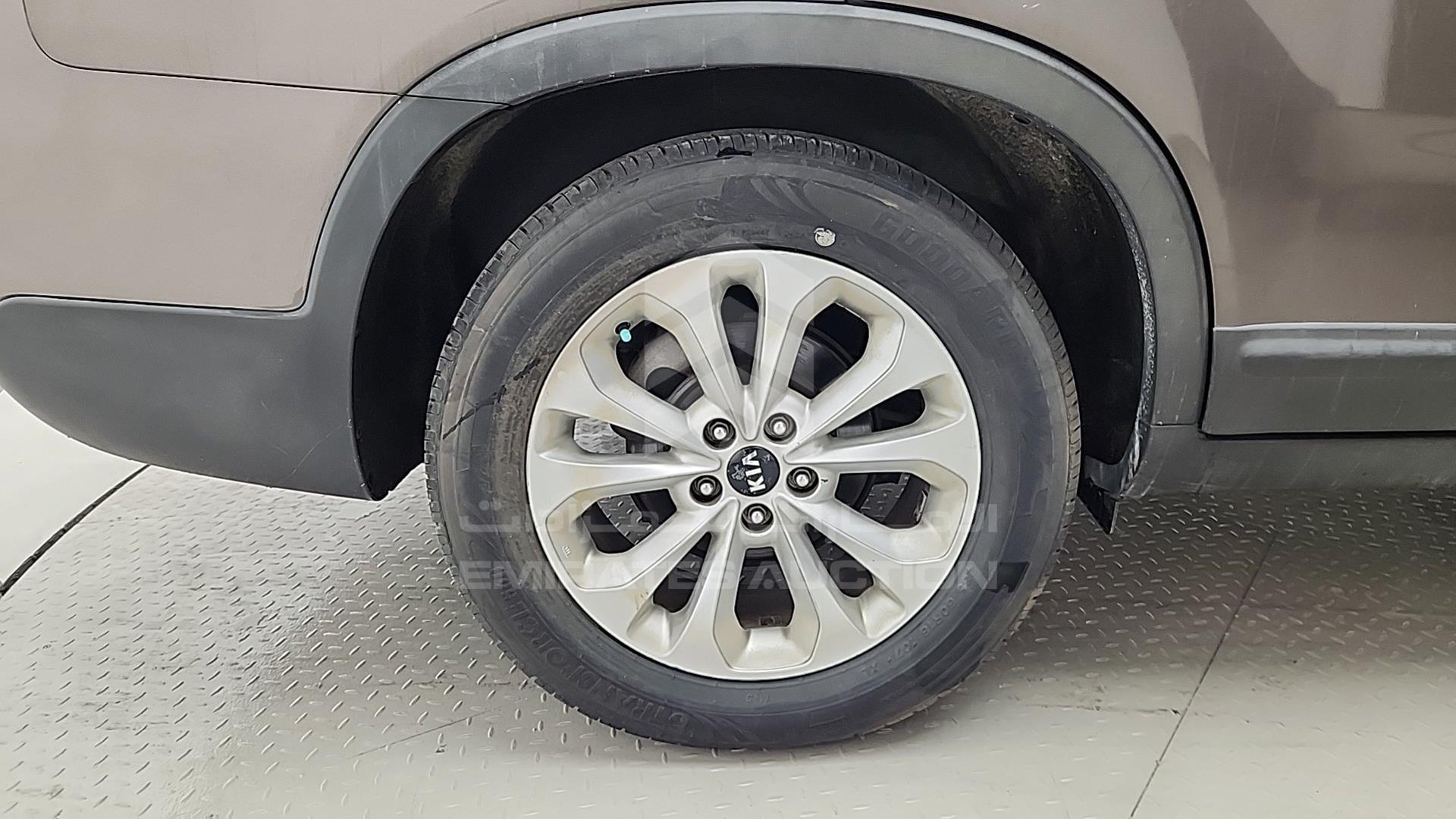 2015 KIA SORENTO VIN: KNAKU8119F5512075