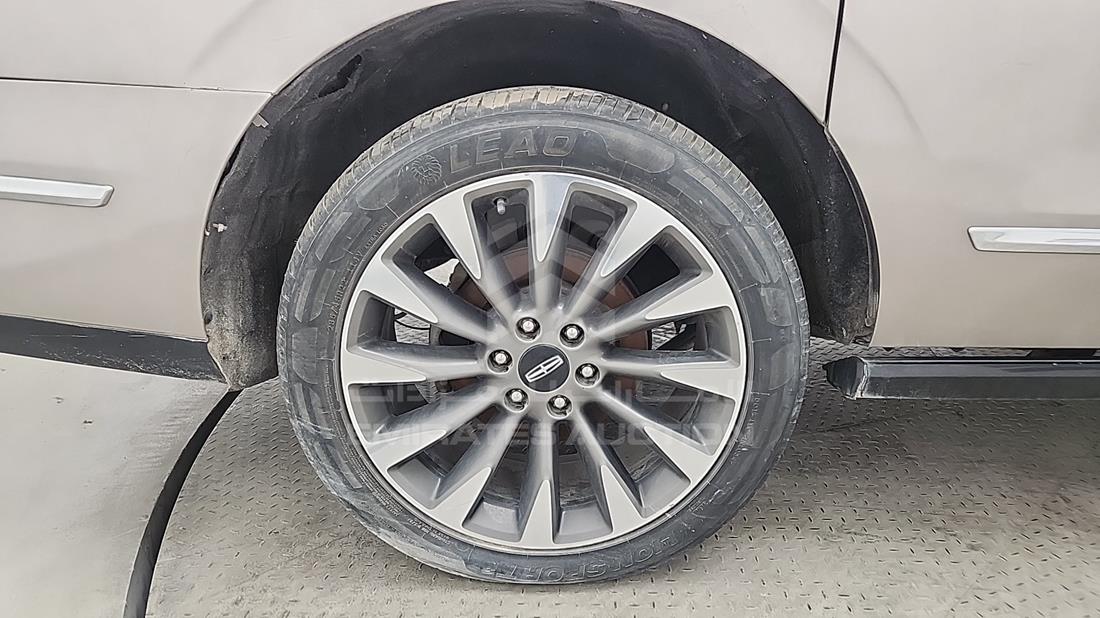 2020 Lincoln Navigator — Rear Right Tyre — Photo 17