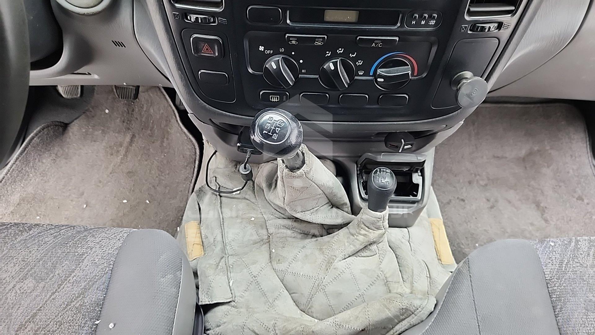 2002 TOYOTA LAND CRUISER VIN: JTGHJ01J723001920