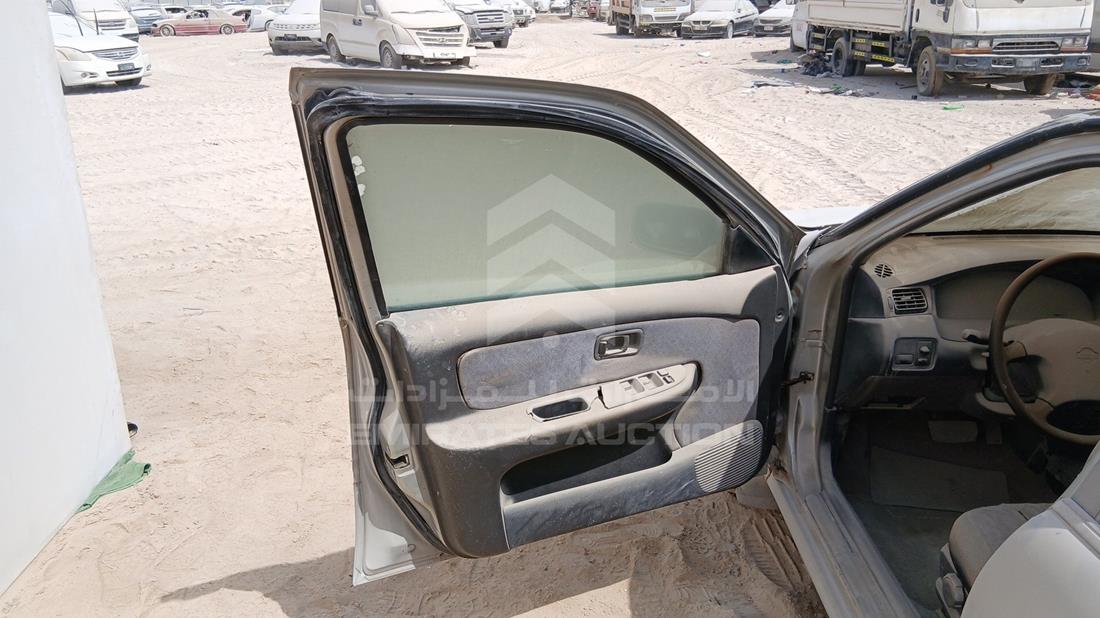 نيسان صني 1997 — الباب الأمامي الأيسر — صورة 9