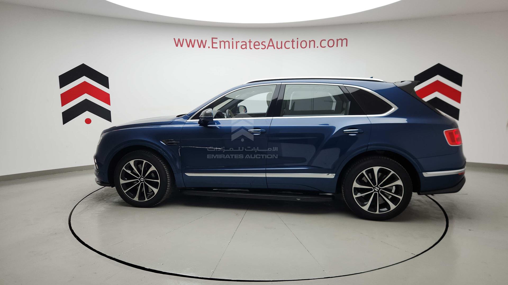 2017 BENTLEY BENTAYGA VIN: SJAAB1ZV0HC013457