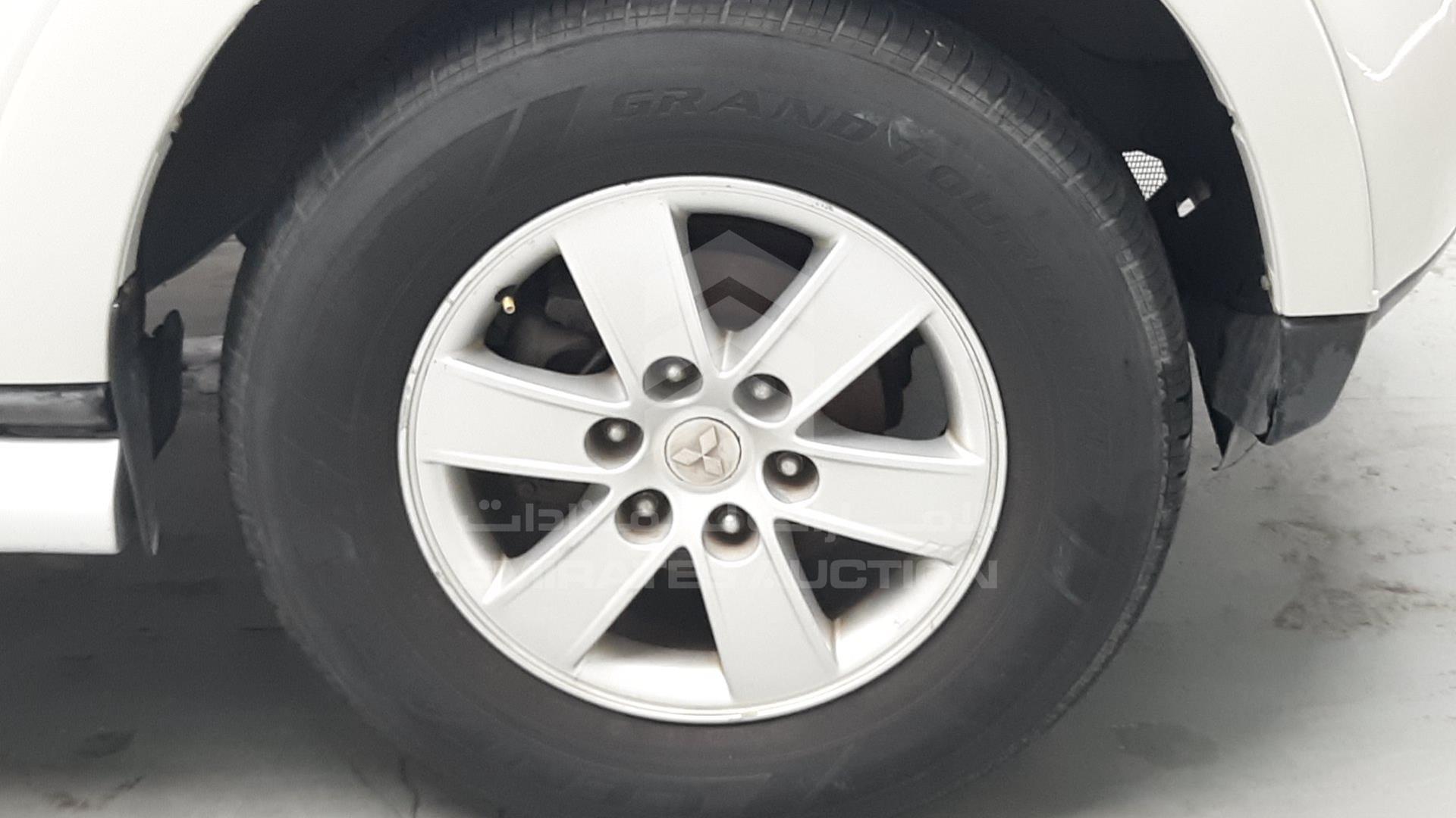 2008 MITSUBISHI PAJERO VIN: JMYLRV93W8J728895
