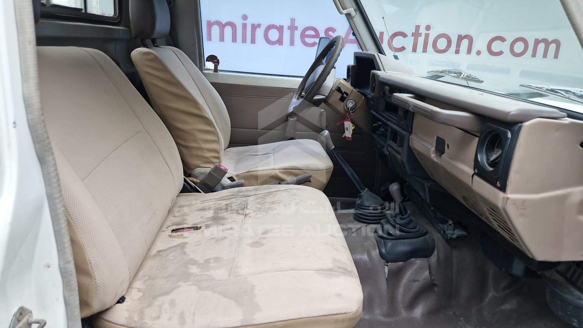2004 TOYOTA LAND CRUISER VIN: JTFLJ71J348007713