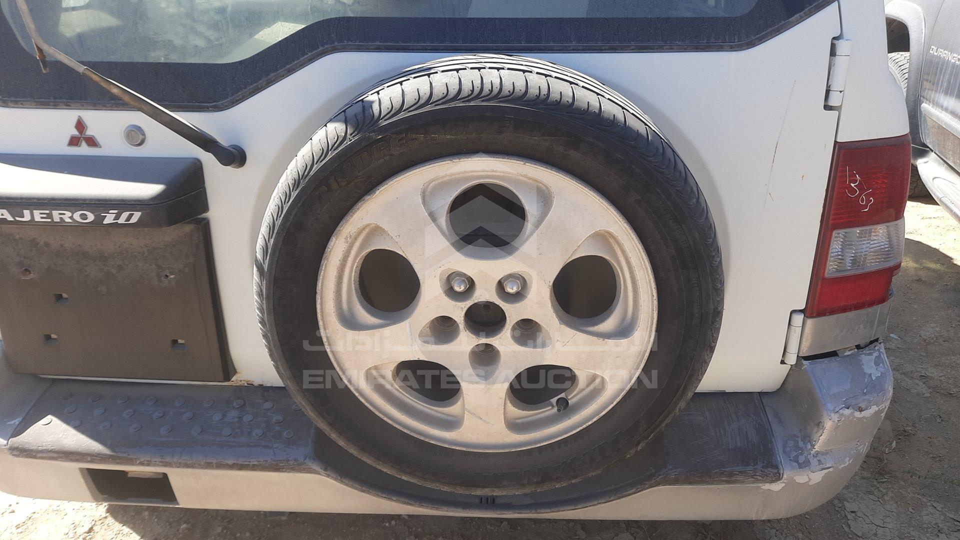 2002 MITSUBISHI PAJERO VIN: JMYLRH77W2Z701065