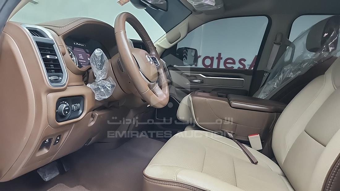 دودج رام 2020 — زاوية السائق الأمامية اليسرى — صورة 13