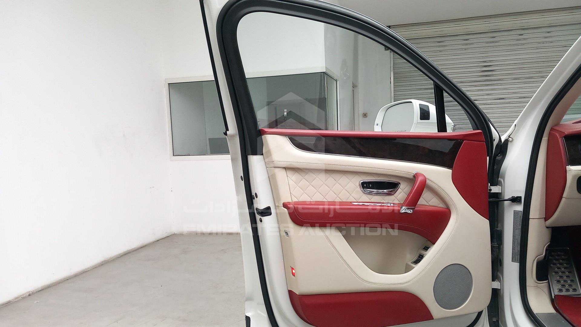 2018 BENTLEY BENTAYGA VIN: SJAAF1ZV8JC018402