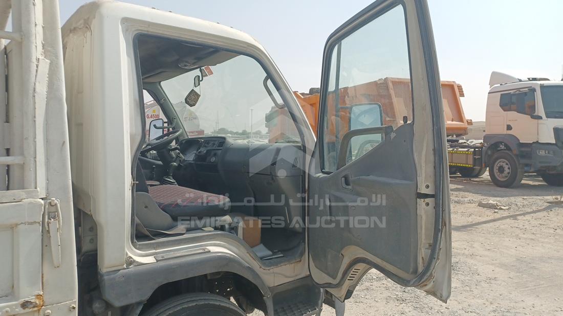 ميتسوبيشي كانتر 2004 — الباب الأمامي الأيمن — صورة 22