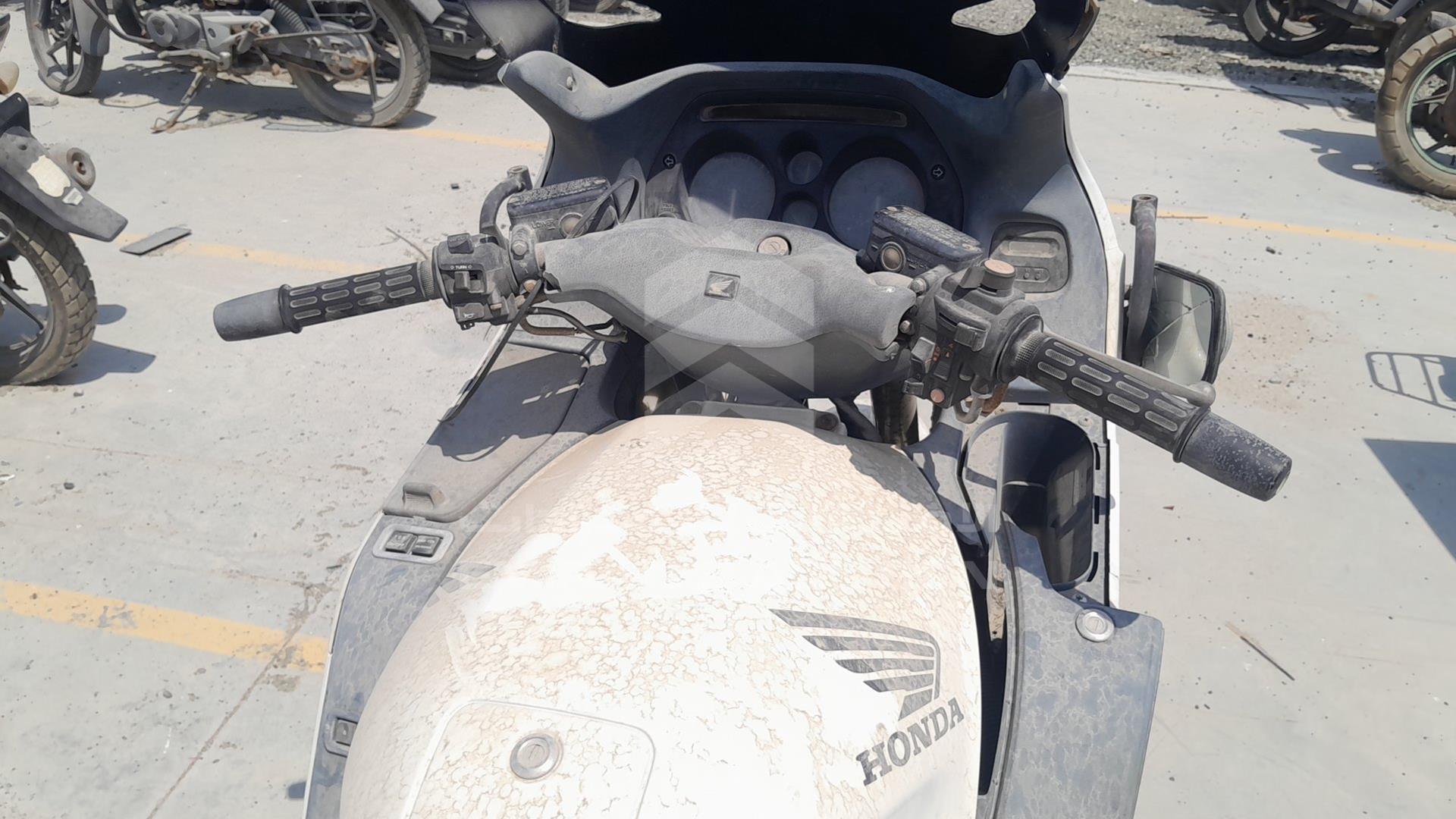 2000 HONDA MOTORBIKE VIN: JH2SC26B2YM402179
