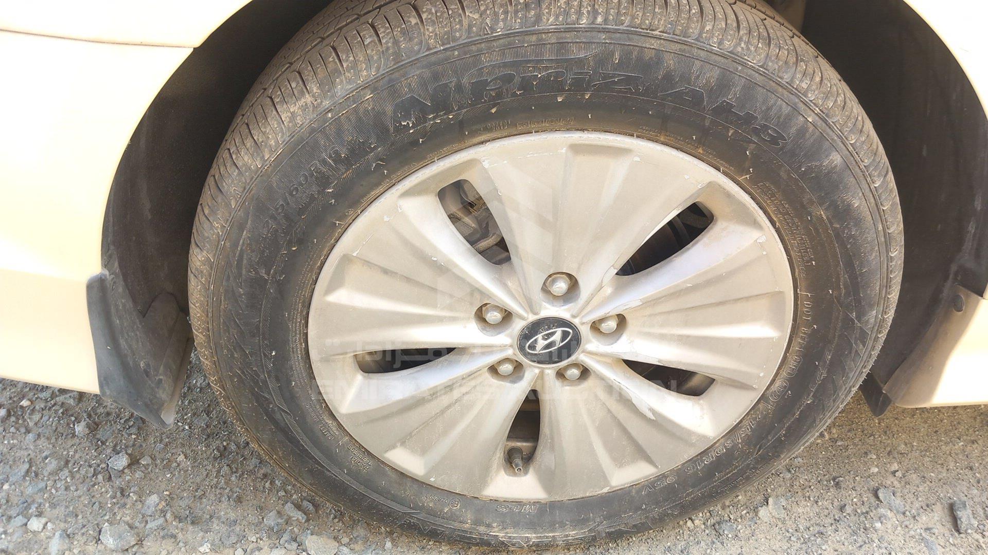 2018 HYUNDAI SONATA VIN: KMHE24132JA082093